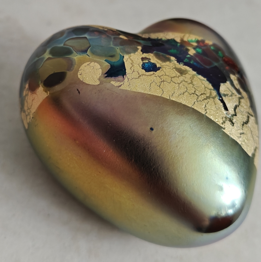 Signed Robert Held Iridescent Heart-Shaped Art Glass Sculpture/ Paperweight - Picture 3 of 14